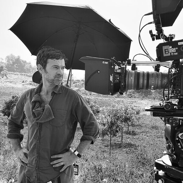 Mardi 4 février | Romain, Optimo et Alexa | Photo Gilles Porte (iPhone) - L'objectif Optimo 48-135 mm qui scrute Romain Duris comme un cyclope est issue de la petite entreprise française Angénieux, peuplée d'irréductibles techniciens (salut Jean-Yves !) qui résistent encore et toujours à l'envahisseur entre les monts du Lyonnais et les monts du Forez... Basée à Saint-Héand, près de Saint-Etienne, dans la Loire, Angénieux a été à l'origine de beaucoup d'images qui marqueront à jamais le cinéma mondial. Après avoir répondu avec succès au cahier des charges de la Nasa qui souhaitait utiliser « des optiques petites, légères, faciles à utiliser par les astronautes », Angénieux a aussi permis à des centaines de millions de personnes, le 20 juillet 1969, de vivre en direct les premiers pas d'un homme sur la Lune et à Jacques Tati de signer une séquence culte dans son film <i>Trafic</i>.