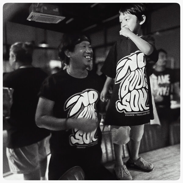 Samedi 1<sup class="typo_exposants">er</sup> mars | It's a Wrap ! | Photo Gilles Porte (iPhone) - <p>Fête de fin de tournage... Des T-shirts avec le nom du film sont distribués à chaque membre de l'équipe... Mapring, hissé sur une table, n'a pas encore conscience que dans quelques jours, il sera le seul Thaïlandais à faire le voyage sur Paris.</p>
<p>Certaines larmes coulent à flot... L'alcool aussi... Des langues se délient... Certain<span aria-hidden='true'>·</span>e<span aria-hidden='true'>·</span>s se donnent rendez-vous tandis que d'autres préfèrent ne pas s'attarder... Ce soir, je prolonge avec Safy. Comme lui, je trouve que le tournage est passé très vite...</p>