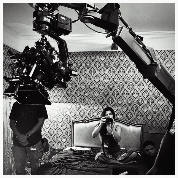 Lundi 20 janvier | 1er jour de tournage | Photo Gilles Porte (iPhone) - Sonia (compositrice, avec Ibrahim Maalouf, de la musique du film <i>Le Fils de personne</i>) avec l'homme "à la tête d'Arri"...