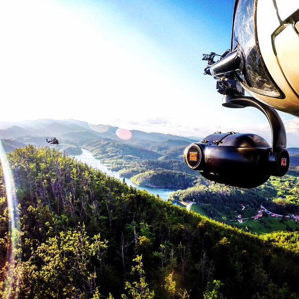 La Shotover K1 lors de la réalisation de plans d'un hélicoptère jeu