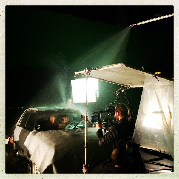 Tournage de plan de voiture sous la pluie en studio - Photo Gilles Marchand