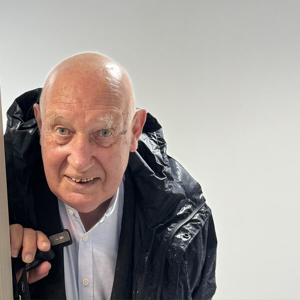 Cannes Festival Palace- Wednesday, May 15<sup class="typo_exposants">th</sup> - 10h23 | Picture Agnès Godard, AFC - "Raymond Depardon pokes his head through the doorframe of the CST office, I quickly take a picture, then apologize for not asking his permission: 'That's what makes the best photos,' he replies, all smiles!"