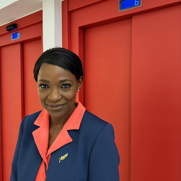 Palais des Festivals - Entrée salle Lumière | Photo Agnès Godard, AFC - Une hôtesse parmi les 1 500 personnes engagées pour accueillir et renseigner les festivaliers.