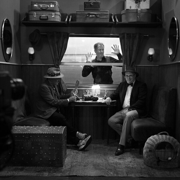 Soirée Sony - Hôtel Martinez - 23h57 | Photo Gilles Porte, AFC - Anna Doublet me dit que « Les gens s'amusent beaucoup » avec l'installation d'un mini plateau virtuel. Jean-Yves Martin (Sony) s'assoit dans ce compartiment de première classe pour que je fasse une photo. Dans son dos, Thierry M, un ami d'enfance croisé à Cannes, me permet de réaliser cette image à l'humour potache nous replongeant tous les deux dans nos années lycée, en plein cœur de la plaine du Forez (42).