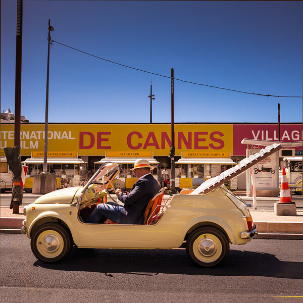 Sur la Croisette - 9h29 | Photo Gilles Porte, AFC - « Merci M. Jacques Tati de m'avoir donné un jour l'envie de faire du cinéma... »