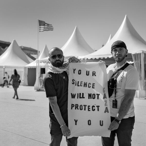  Mardi 21 mai - 16h38 | Photo Gilles Porte, AFC - Au village international Pantiero, le pavillon algérien laisse la place à la Palestine pour des prises de paroles de cinéastes... Je reconnais Ibrahim Handal - rencontré à l'école de cinéma de Bethléem lorsque j'accompagnais le film <i>3000 Nights</i>, réalisé par Mai Masri en 2015 - qui a un court métrage en compétition en tant que directeur de la photographie et Montser Abu All qui était perchman sur le film <i>The Teacher</i>, réalisé par Farah Nabulsi en 2022, tourné entièrement à Nablus.