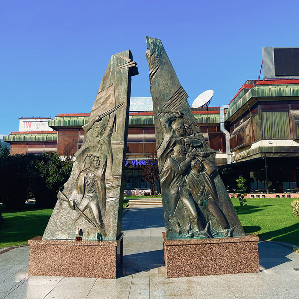 Monument urbain devant le Palais de la Culture de Bitola - Photo Nathalie Durand