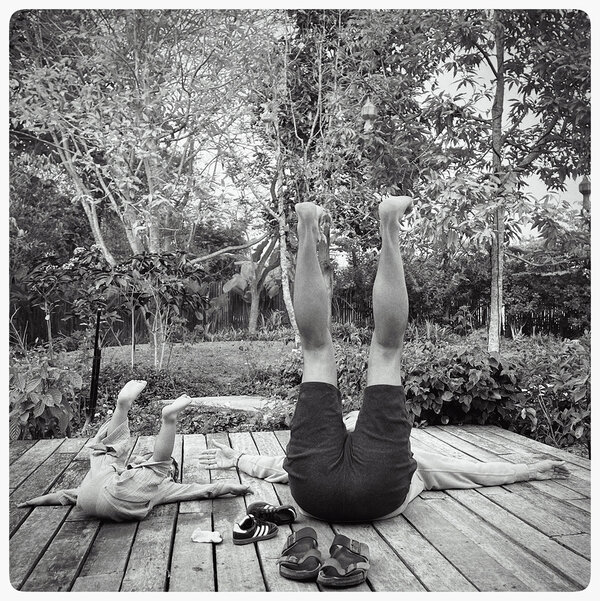Mercredi 5 février | 8h57 - Père et fils au yoga | Photo Gilles Porte (iPhone) - Dans quelques heures Sohan (à gauche) rentrera à Bangkok et Safy (à droite) attaquera sa première nuit de tournage en Asie du Sud-Est.