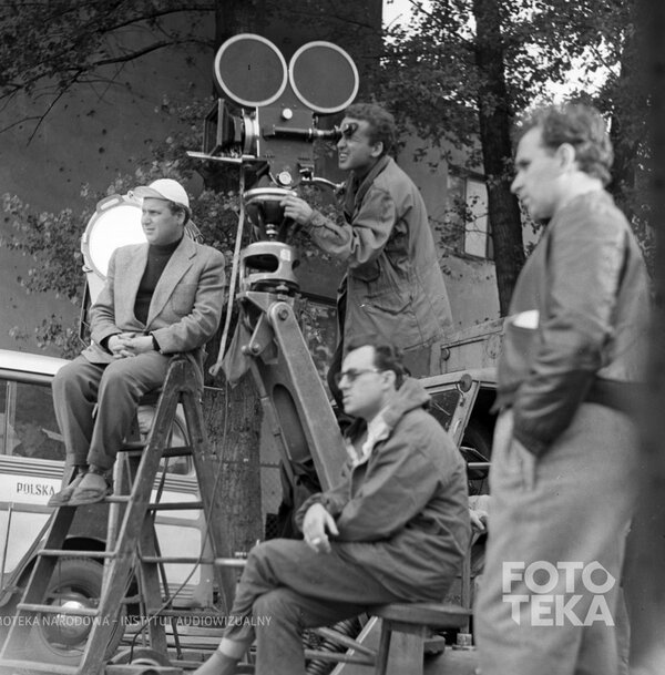 Tournage d'"Eroica" avec Jerzy Wojcik à la caméra et Andrzej Munk (assis) - (Copyright : Studio Filmowe “Kadr”)