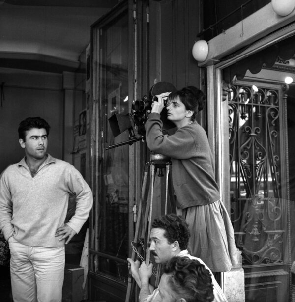Tournage de "Cléo de 5 à 7" avec, à gauche, Alain Levent, cadreur, et Agnès Varda