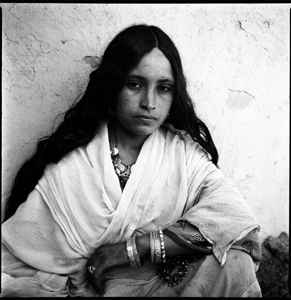 Marc Garan­ger, portrait extrait de la série "Femmes algé­riennes", 1960 - Photo d'iden­tité dans les villages de regrou­pe­ments, commande de l'ar­mée fran­çaise à la fin de la guerre d'Al­gé­rie