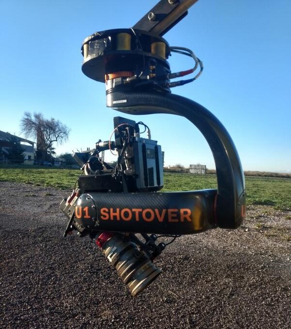 Tête gyro-stabilisée Shotover G1 équipée de la RED Monstro et d'une optique Angénieux 48-130 mm