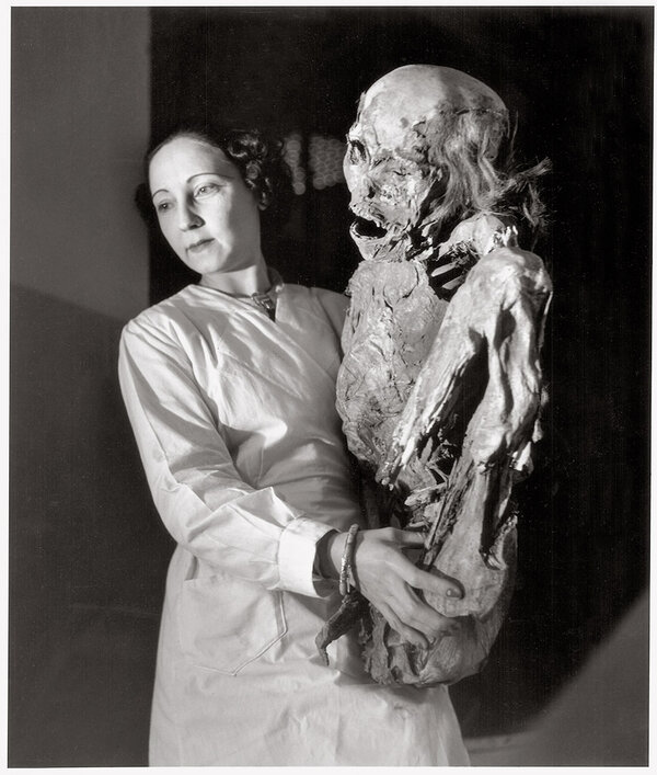 "La surpenante légerté d'une momie péruvienne", Laboratoire d'anthropologie du Musée de l'homme, 1943 - Photo Robert Doisneau