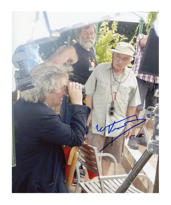 Philippe Garrel, viseur de champ en main, Jean-Paul Toraille, en arrière-plan, et Willy Kurant sur le tounage d'"Un été brûlant", en 2011 (dédicace de Willy Kurant)