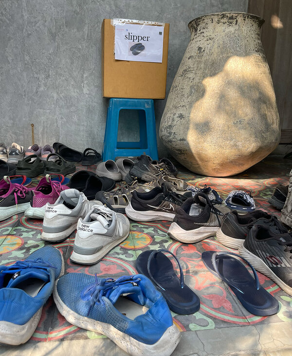 Lundi 27 janvier | "Cherchez Charlie" | Photo Gilles Porte (iPhone) - <p>Nous tournons toute la journée dans une salle de bain...</p>
<p>Je laisse mes chaussures à l'entrée avec d'autres...</p>
<p>Heureusement les 120 (!!!) personnes de l'équipe ne sont pas toutes conviées dans un décor de 6 mètres carrés !</p>