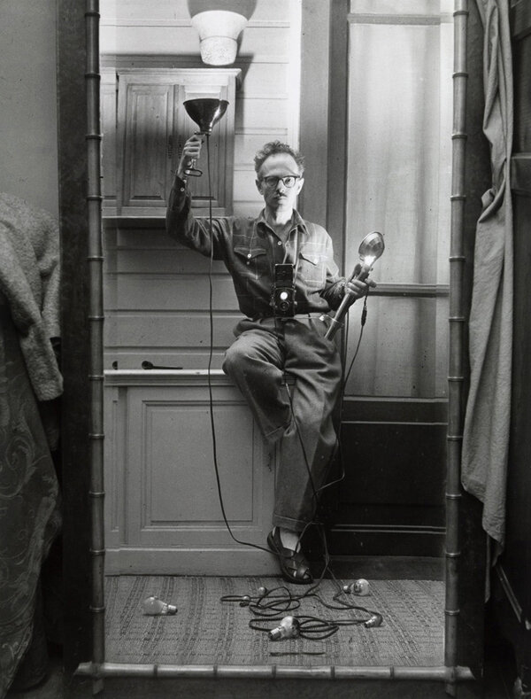 Willy Ronis, "Autoportrait aux flashes", Paris, 1951 - Photo dont une épreuve argentique sur papier Agfa (c.1970), signée, est en vente chez Artcurial