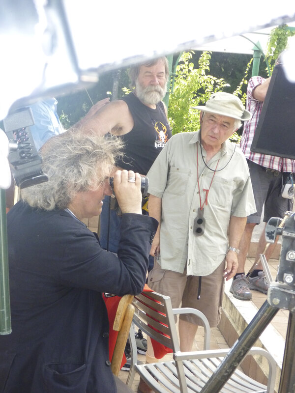 Philippe Garrel, viseur à la main, Jean-Paul Toraille, 1<sup class="typo_exposants">er</sup> assistant opérateur, et Willy Kurant - Sur le tournage d'<i>Un été brûlant</i> - Collection Willy Kurant