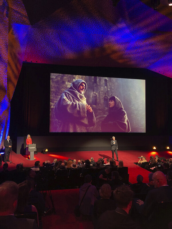 Marek Żydowicz, lors de la cérémonie d'ouverture, alors qu'il évoque "Au nom de la rose", de Jean-Jacques Annaud - Photo Richard Andry, AFC