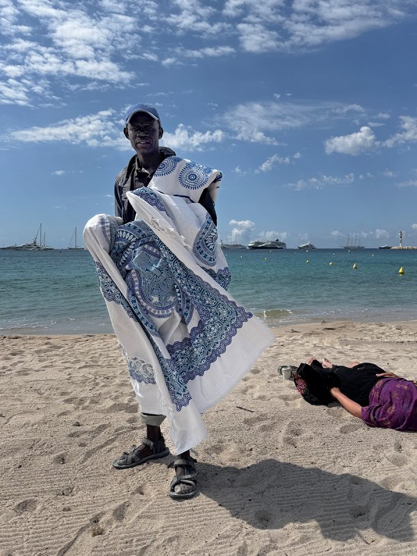 Mustapha, vendeur de paréos sur la plage publique de Cannes | Photo Caroline Champetier, AFC