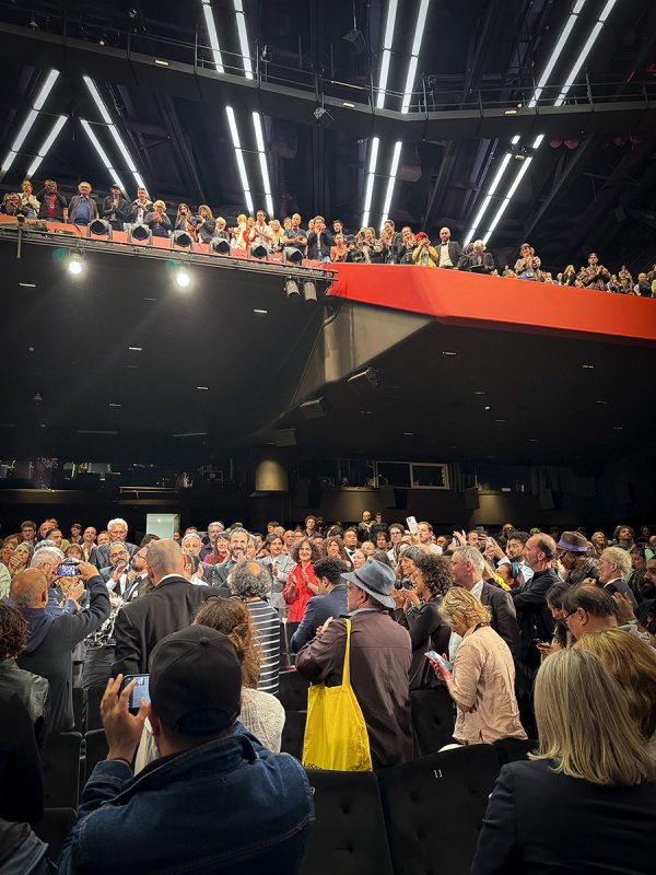 Au centre, en orange, la grande traductrice Massoumeh Lahidji, à la fin de la projection d'un "Simple accident" de Jafar Panahi | Photo Caroline Champetier, AFC