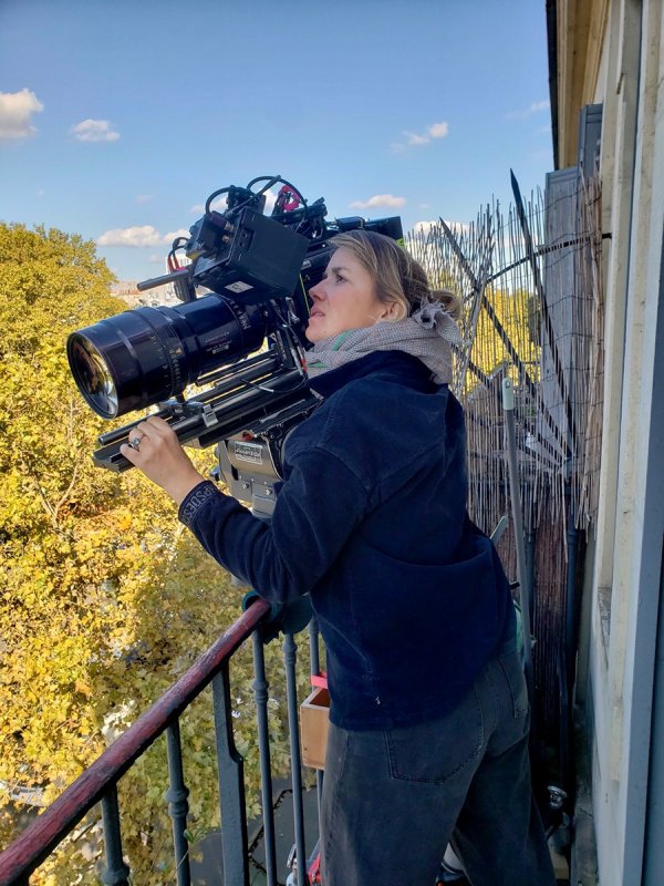 Lucie Baudinaud à l'œilleton de la caméra Sony Venice 1 munie du zoom Primo 25-275 mm