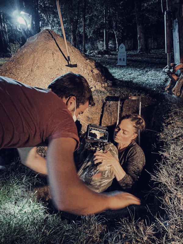 Malory Congoste sur le tournage du "Somnanbuliste", de Jérémy Strohm - À gauche, Adrien Stefas, 1<sup class="typo_exposants">er</sup> assistant opérateur - Photo Thomas Andrzeczyk