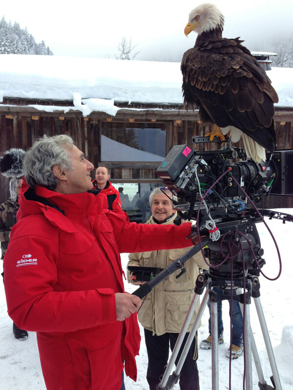 Robert Alazraki, à gauche, Claude Lelouch, au 2ème plan, Carol Oriot-Courage, assistant réalisateur, en arrière-plan, et l'aigle Georges sur le tournage de "Salaud, on t'aime" - Photo Flavio Manriquez