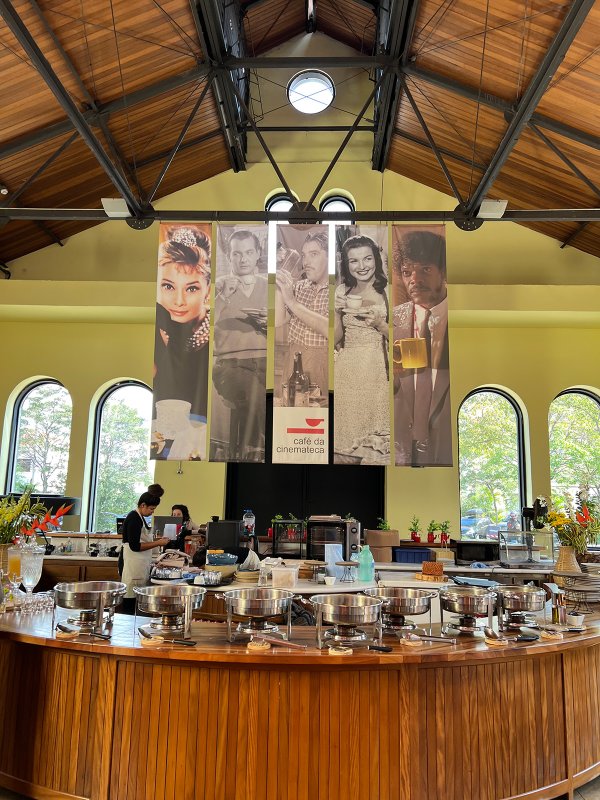 Le bar de la cafétéria - Photo : Eric Guichard