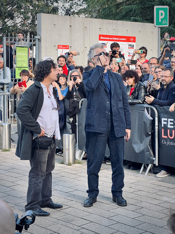 Gilles Porte et Wim Wenders scrutant les fausses teintes - Photo Guillaume Le Grontec