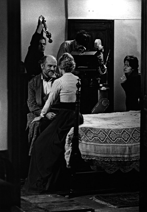 John Malkovich, Arielle Dombasle, Eric Gautier et Irina Lubtchansky, sur le tournage des "Âmes fortes", de Raoul Ruiz, en 2001 - Photo Laurence Trémolet