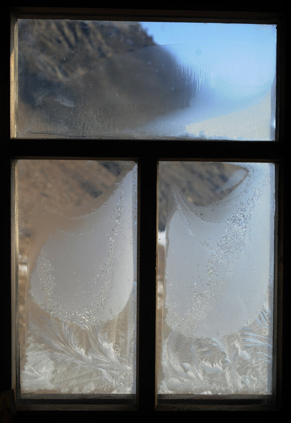 Complètement givrée ! - J -1… Ultime aller retour à la cabane Teddy… La glace qui se forme sur les vitres nous réservera chaque matin des compositions différentes… <i>(Gilles Porte, mercredi 11 février)</i>