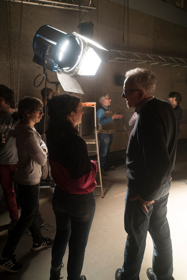 Tom Stern, à droite, explique à une étudiante le rendu de la lumière du projecteur Arri T12 