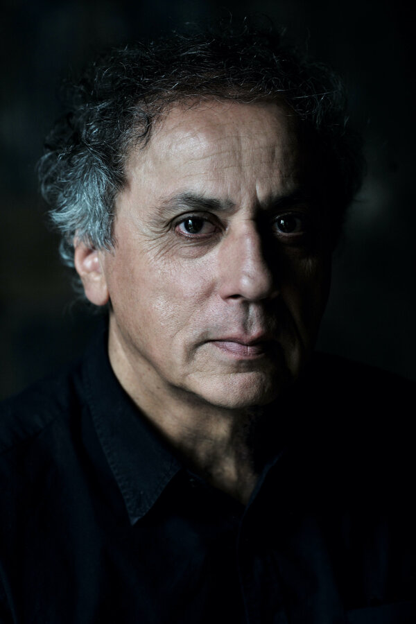 Darius Khondji, AFC, ASC, photographié par Ariane Damain Vergallo avec un Leica M type 240 en monture PL et un 100 mm Summicron-C (cadre original).