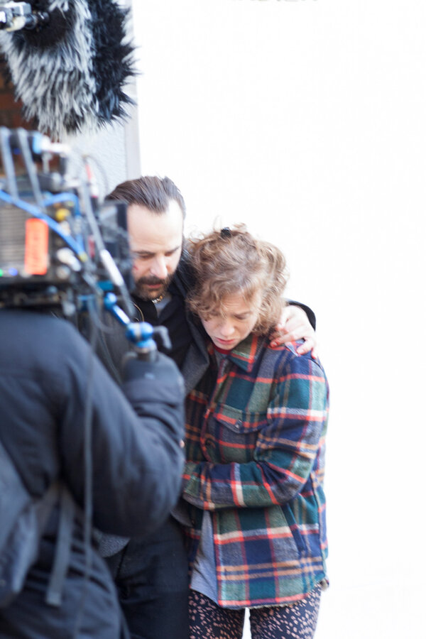 Sur le tournage, caméra à l'épaule, de "Médecin de nuit" - Photo Lucie Belarbi