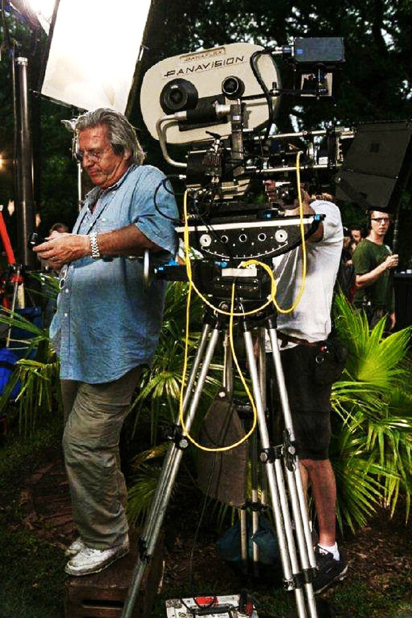 Bruno de Keyzer sur le tournage de "Dans la brume électrique", en 2007