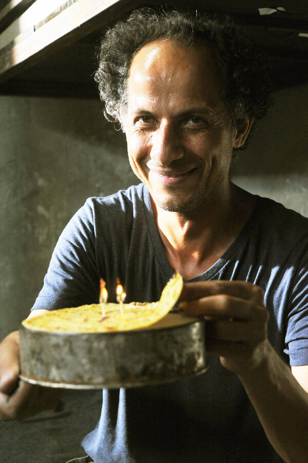 1 boîte de converse, 2 allumettes et 1 crêpe... - <i> <strong>76. Int. Palestinian Cell - Prison – Day</strong><br class='manualbr' />Suddenly, Rihan comes into the room carrying a homemade cake with a little candle and places it in front of Nour.<br class='manualbr' />- <strong>Rihan</strong> (smiling) : Happy Birthday, little prince…<br class='manualbr' />The women from the other cells gather around to sing the birthday song, and help Nour blow out the candle.<br class='manualbr' />- <strong>Im Ali</strong> : Hope he lives to be wise and a hundred !</i><br class='manualbr' />Hussein B. (le chef décorateur) me montre le gâteau qu'il vient de confectionner rapidement avec une boîte de conserve, une crêpe et deux allumettes... Il vient de perdre aujourd'hui Rami, son accessoiriste de plateau, qui a décidé de quitter le film pour raisons personnelles...<br class='manualbr' />Aujourd'hui, vendredi 11 juillet, c'est aussi le jour où la Ligue des droits de l'Homme (dont je fais partie), envoie une <a href="http://www.ldh-france.org/lettre-ouverte-monsieur-francois-hollande-2/" class="spip_out" rel="external">lettre ouverte</a> à notre cher président dont l'attitude dans les territoires occupés étonne tous les jours sur le plateau... <i>(Gilles, vendredi 11 juillet)</i>