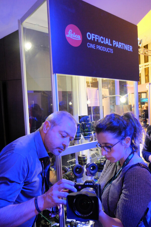 Tommaso Vergallo et une festivalière sur le stand Leica - Photo Jean-Noël Ferragut
