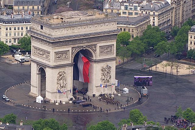 Papa Sierra à la poursuite du nouveau président dans Paris !