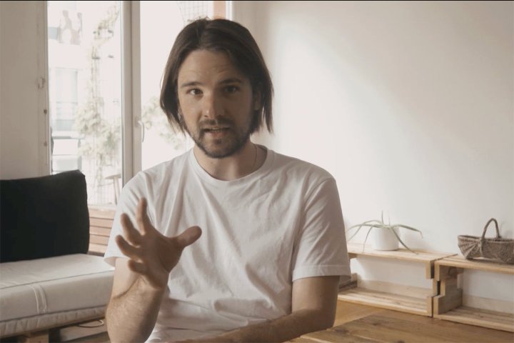 Entretien filmé avec Hugo Paturel à propos de "La Colline où rugissent les lionnes", de Luana Bajrami "Les filles électriques", par François Reumont pour l'AFC