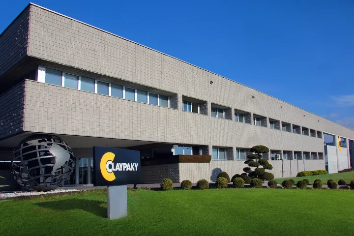 Arri va céder sa filiale Claypaky à EK Inc., qui se porte aussi acquéreur d'ADB