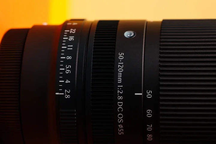 Sigma a le plaisir d'annoncer la commercialisation de deux nouveaux objectifs pour appareils hybrides APS-C de la gamme Contemporary