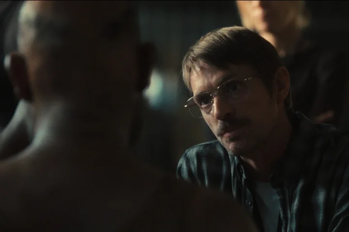 Xavier Dolléans, AFC, parle de son travail à l'image sur la série HBO Max/TNT "High Value Target : The Hunt for Saddam"