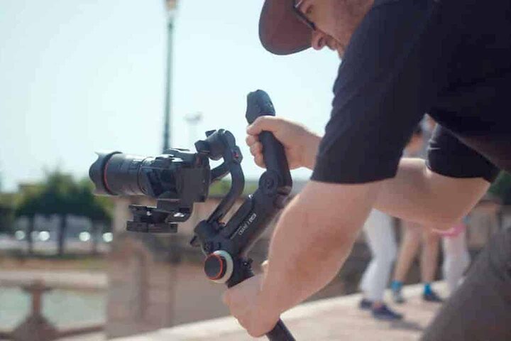 TRM présente le Canon EOS R5C, un boîtier deux-en-un Deux ans après la sortie du R5, Canon fusionne ses univers photo et cinéma pour donner vie au R5 C.