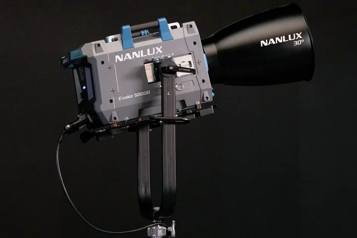 Nanlux Evoke 5000B : 5kW Stormproof LED Bi-color Spotlight with Green/Magenta adjustment