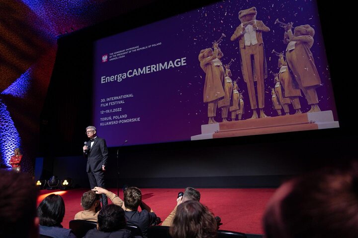 Retour sur la cérémonie d'ouverture du 30e Camerimage, suivie de la projection de "Empire of Light", photographié par Roger Deakins, et d'une rencontre avec Sam Mendes "Where Light in Darkness Lies", par Margot Cavret pour l'AFC