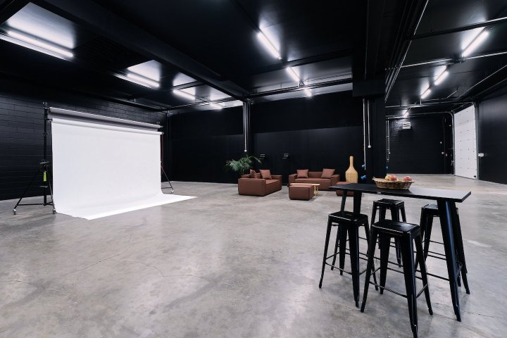 RVZ dévoile son tout nouveau studio de tournage, "L'Espace Thelma"