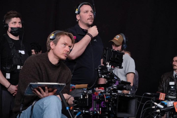 Benedict Spence, BSC, et le superviseur VFX français Jean-Louis Autret nous parlent de la production de la série Netflix "Eric", réalisée par Lucy Forbes et tournée en Zeiss Supreme Prime Par Hélène de Roux pour Zeiss