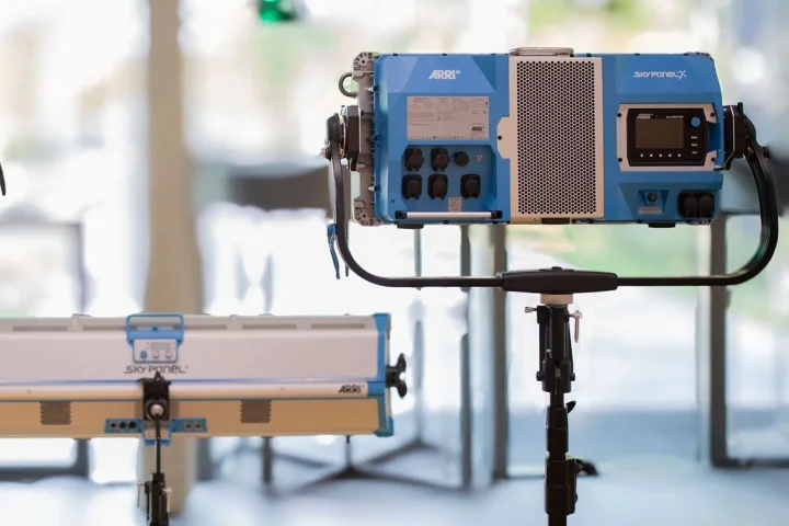 Arri SkyPanel X : soft/hard light, open-face et étanche